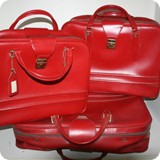 Codice BX015
Set 3 valige in pelle rossa
cm 51 x 15 x 37
cm 55 x 16 x 40
cm 65 x 18 x 45
€ 300 le tre  € 180